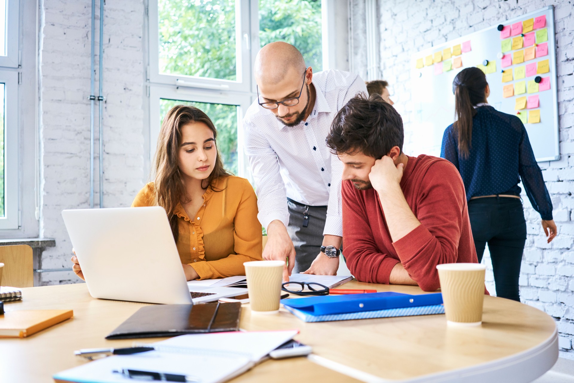Grupo de empresários jovens inicialização durante a sessão de brainstorming. Alunos estudando antes do exame