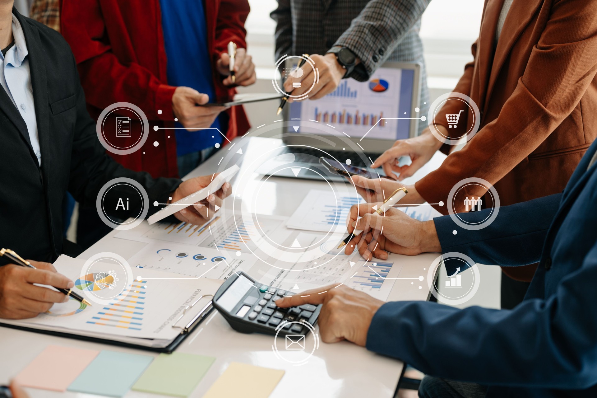 Conceito de reunião de equipe de trabalho, negócios usando laptop e telefone inteligente e tablet digital com mídia de marketing digital no escritório de diagrama de rede de ícones virtuais