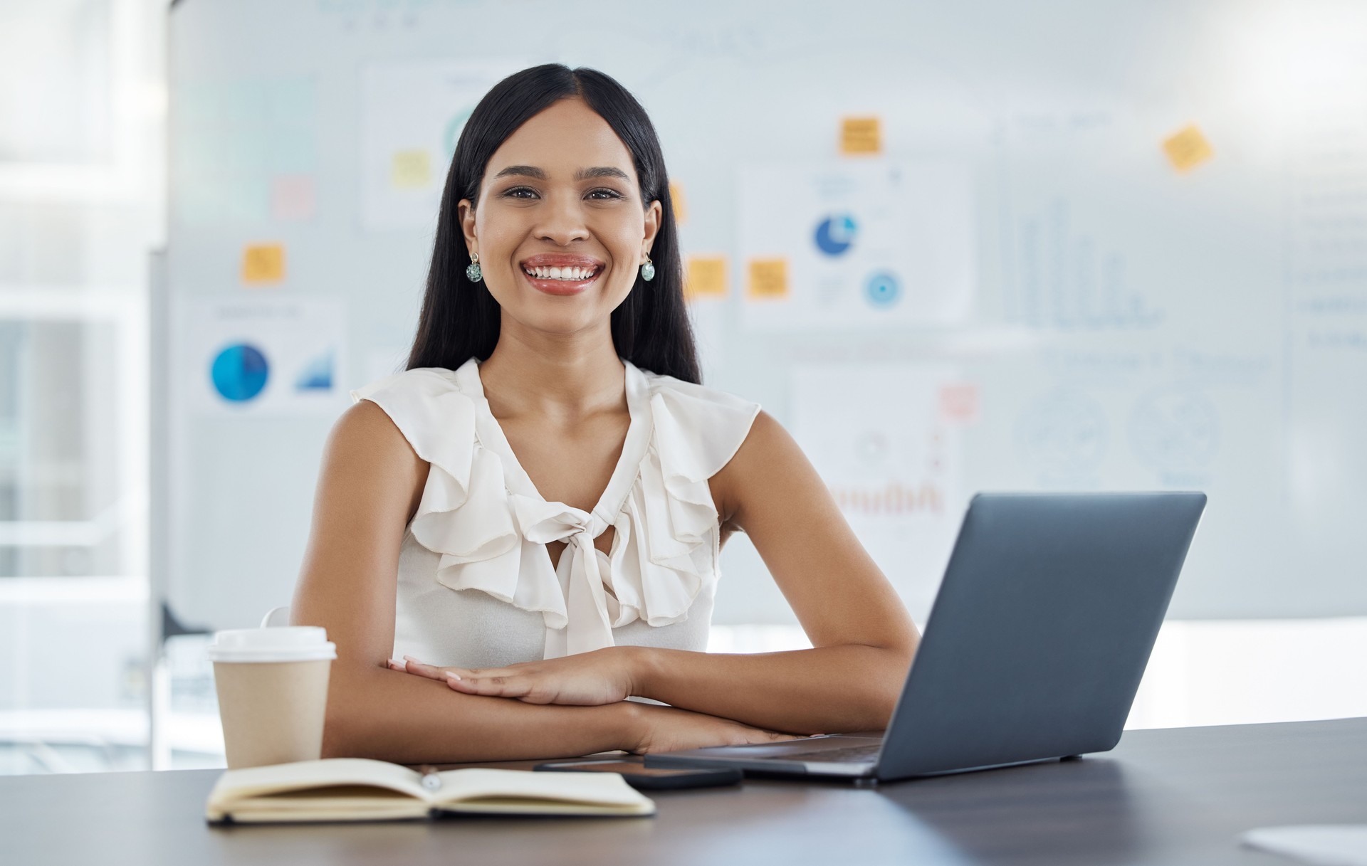 Planejamento, brainstorming e laptop de mulher de negócios em retrato de espaço de trabalho com quadro branco para marketing digital, análise de SEO e estratégia de projetos. Caderno de gestão para metas, inovação e agência